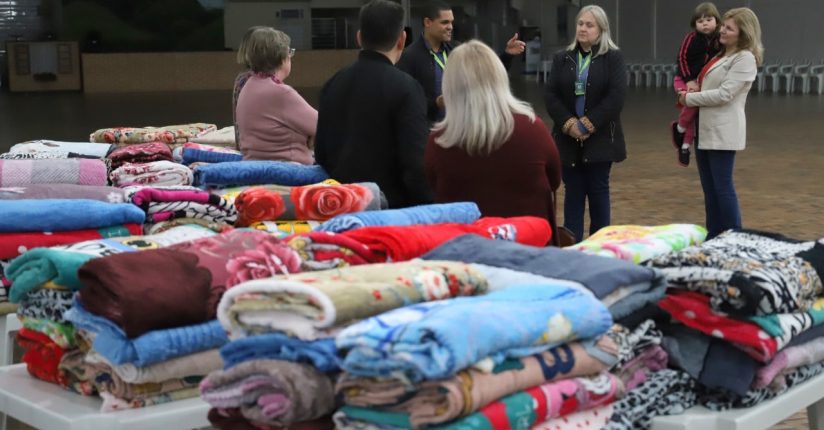 Prefeitura entrega mais 150 cobertores para seis entidades sociais de Jaraguá Prefeitura entrega mais 150 cobertores para seis entidades sociais de Jaraguá
