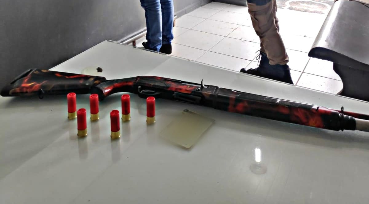 Homem é preso por porte ilegal de arma de fogo em estabelecimento de Jaraguá do Sul