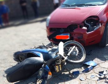 Motociclista tem suspeita de fratura em acidente com carro em Schroeder