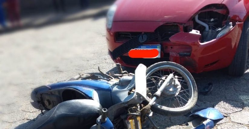 Motociclista tem suspeita de fratura em acidente com carro em Schroeder Motociclista tem suspeita de fratura em acidente com carro em Schroeder