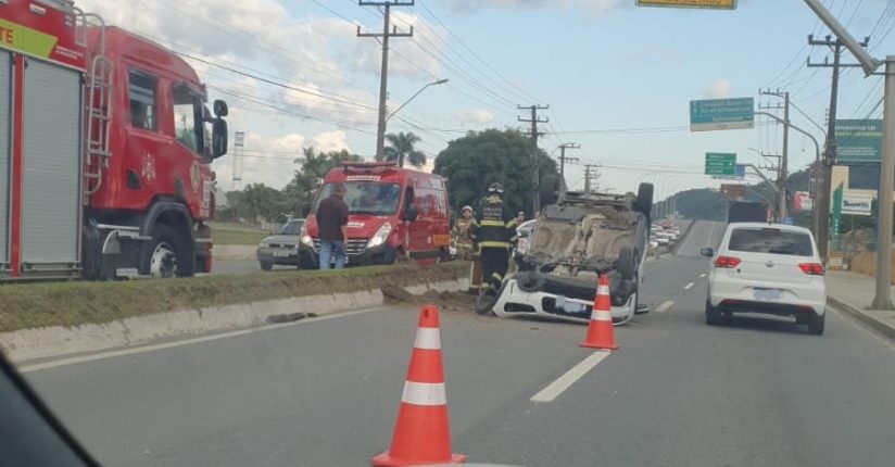 Capotamento movimenta bombeiros de Jaraguá do Sul Capotamento movimenta bombeiros de Jaraguá do Sul
