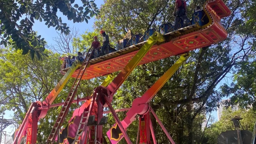 Dez crianças ficaram presas em brinquedo a seis metros de altura em SP