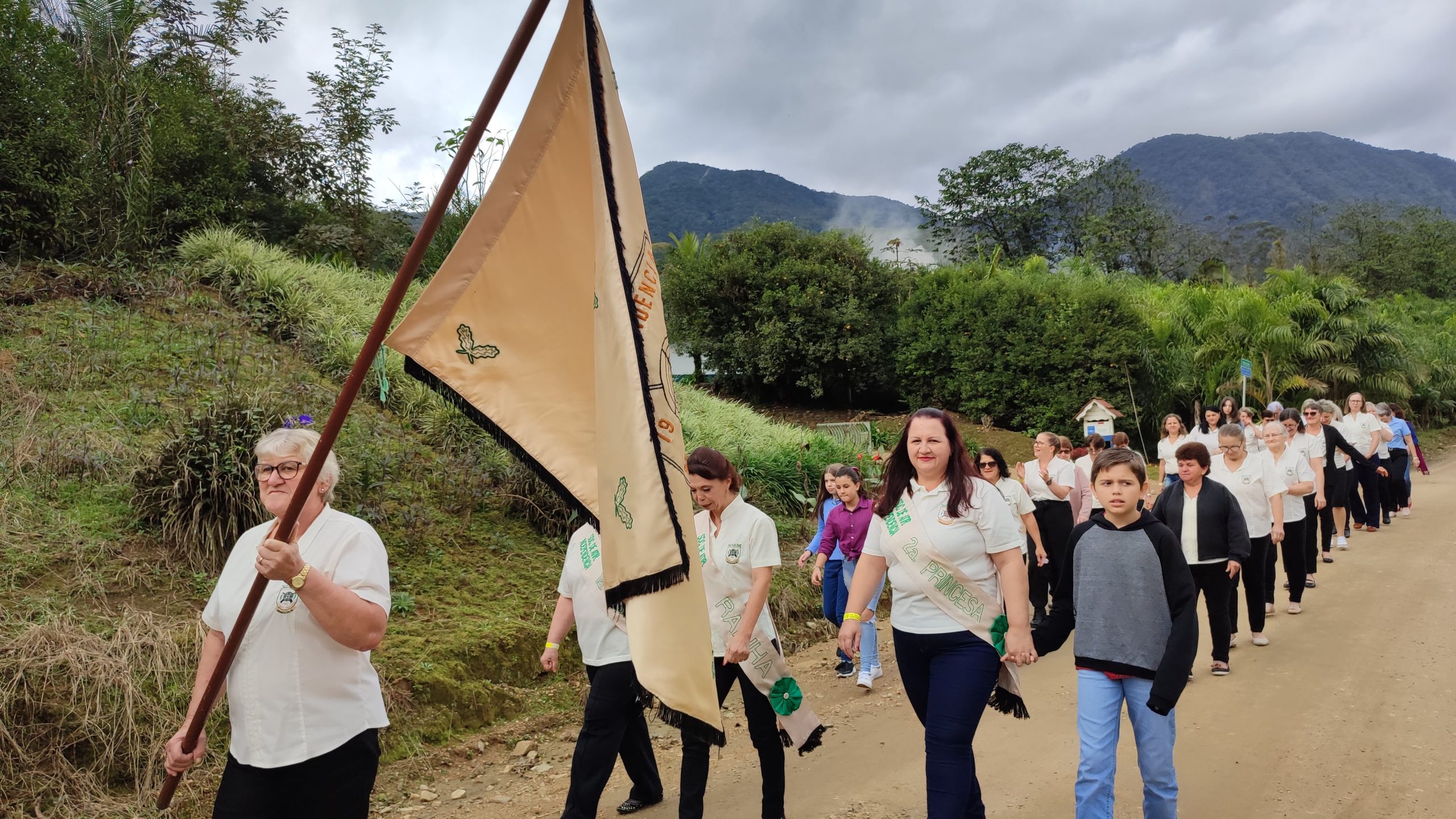 Festa de rainha traz a tradição raiz na Sociedade Independência