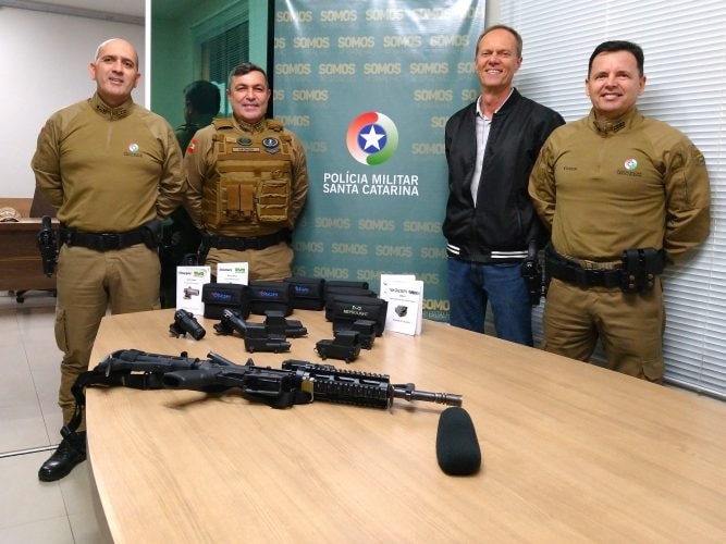 PM recebe miras holográficas e magnificadores para mais precisão no tiro