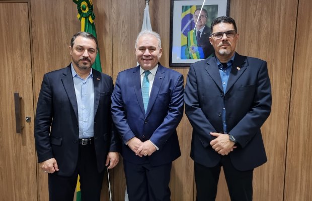 Carlos Moisés debate expansão de leitos de UTI neonatais e pediátricas no Ministério da Saúde em Brasília