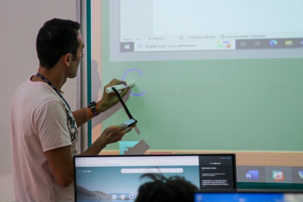 Escola estadual de ensino médio de Jaraguá recebe kit de lousa digital do governo de SC