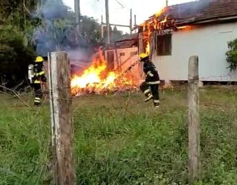 [VÍDEO] Bombeiros usam três mil litros de água para conter incêndio em residência em Guaramirim