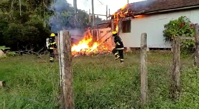 [VÍDEO] Bombeiros usam três mil litros de água para conter incêndio em residência em Guaramirim
