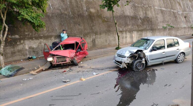 Três pessoas ficam feridas em colisão frontal entre carros em Jaraguá do Sul