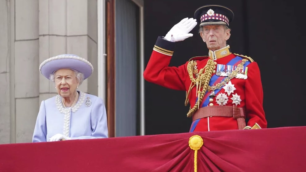 Rainha Elizabeth II chega para abertura em comemoração ao Jubileu de Platina