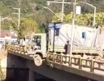 Barra de direção quebra e caminhão fica pendurado em ponte de Corupá