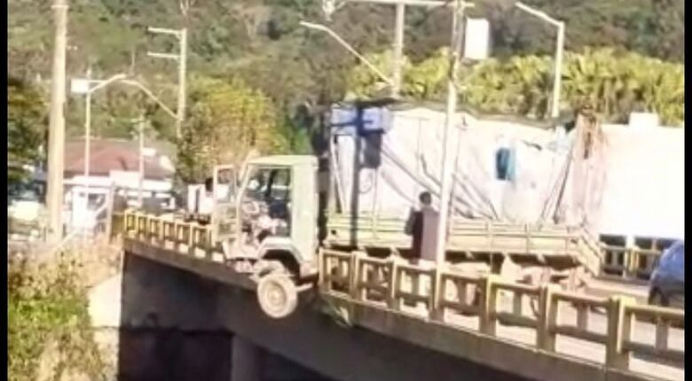 Barra de direção quebra e caminhão fica pendurado em ponte de Corupá Barra de direção quebra e caminhão fica pendurado em ponte de Corupá
