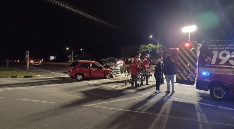 Homem é encaminhado potencialmente instável ao hospital após colisão entre carros na BR-280 em Jaraguá