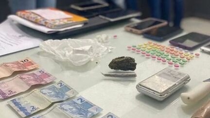 Durante cumprimento de mandado de busca e apreensão, PM prende três pessoas e apreende adolescente por tráfico de drogas em Guaramirim
