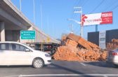 [VÍDEO] Carga de madeira desprende de caminhão na BR-280 em Guaramirim