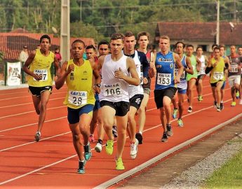 Dez atletas da delegação de 31 jaraguaenses foram destaque no campeonato estadual de atletismo sub-12 e 14 em Timbó
