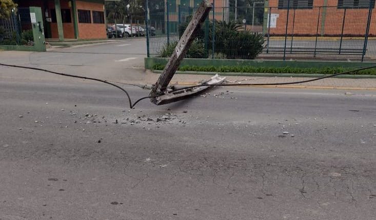 Caminhão faz manobra em rua, bate em poste que cai sobre carro em Schroeder Caminhão faz manobra em rua, bate em poste que cai sobre carro em Schroeder