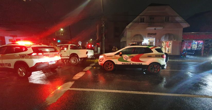 Após cerco, dois homens foram presos em Joinville após furtar caminhonete em Jaraguá do Sul Após cerco, dois homens foram presos em Joinville após furtar caminhonete em Jaraguá do Sul
