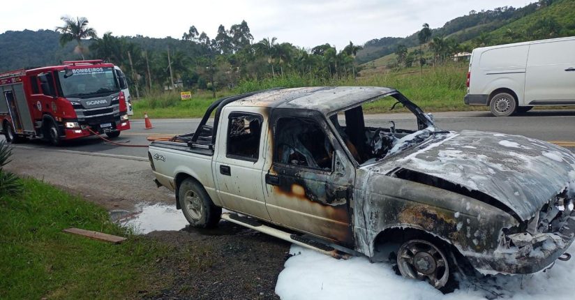 Incêndio em veículo na SC-108 movimenta bombeiros de Guaramirim