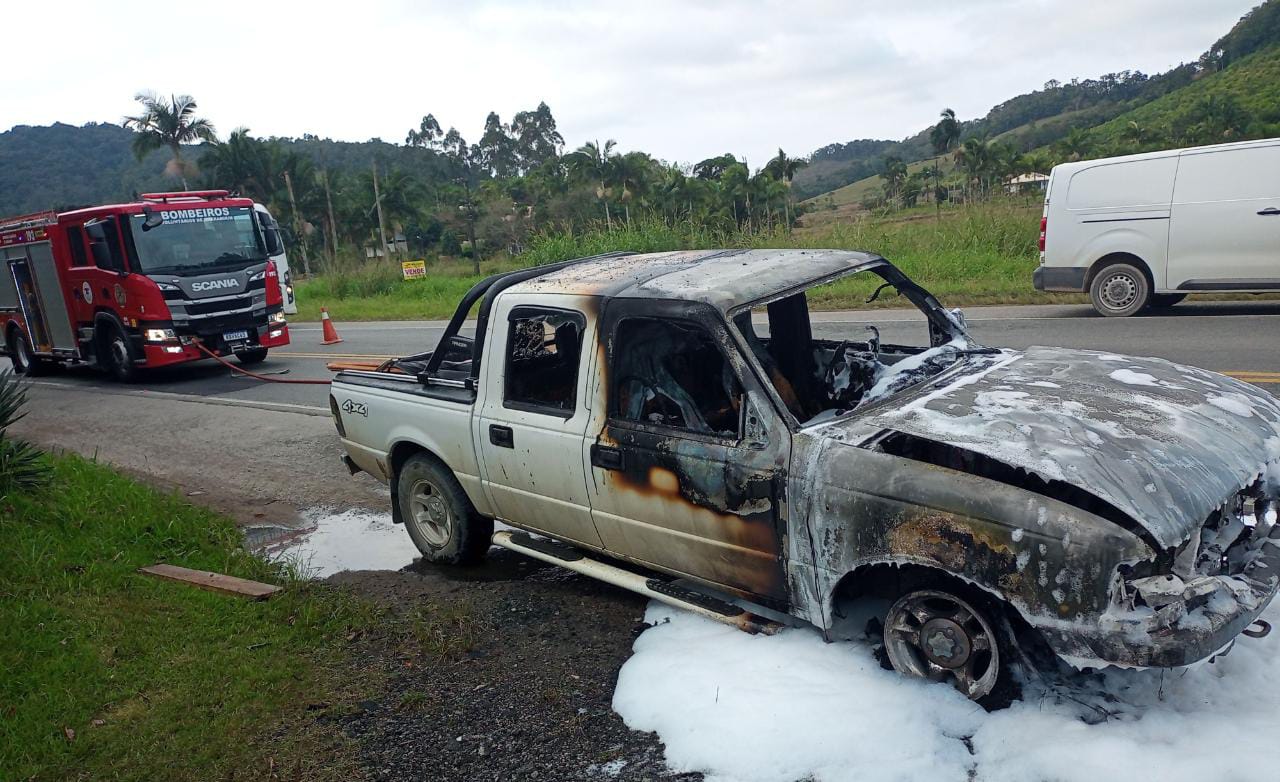 Incêndio em veículo na SC-108 movimenta bombeiros de Guaramirim
