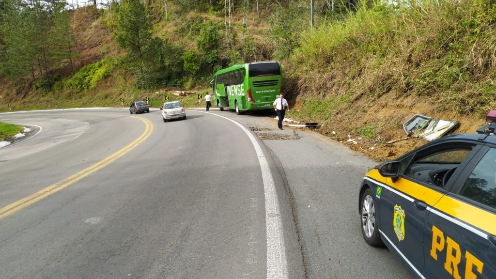 Idosa fica ferida após ônibus sair da pista na BR-280 em Corupá