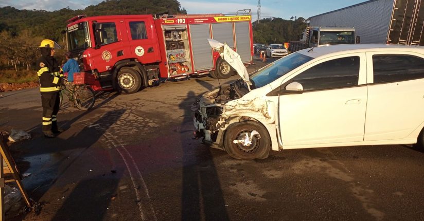 Colisão entre carro e caminhão movimenta bombeiros na BR-280 em Guaramirim Colisão entre carro e caminhão movimenta bombeiros na BR-280 em Guaramirim