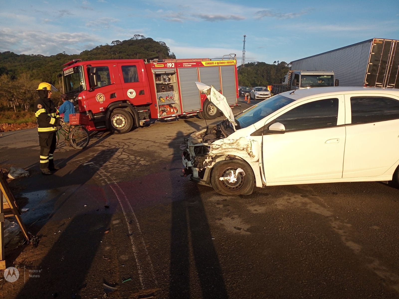 Colisão entre carro e caminhão movimenta bombeiros na BR-280 em Guaramirim