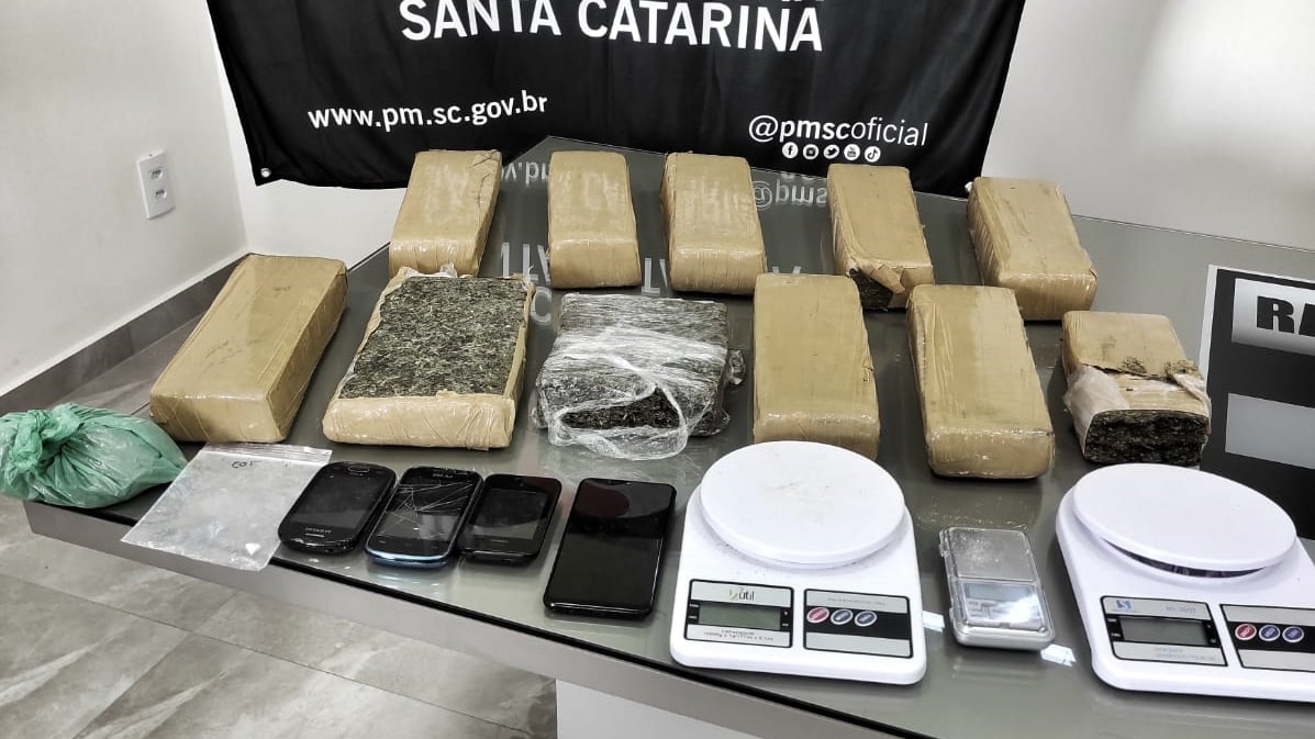 PM apreende nove quilos de maconha em residência de Jaraguá do Sul