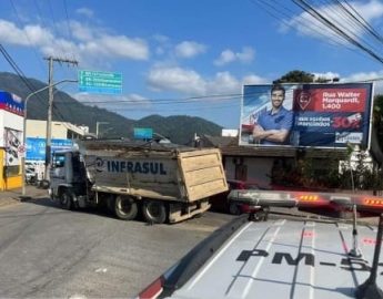 Caminhão de transporte quebrado provoca congestionamento em Jaraguá do Sul