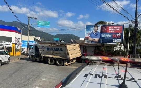 Caminhão de transporte quebrado provoca congestionamento em Jaraguá do Sul