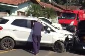 [VÍDEO] Idoso é encaminhado ao hospital após colisão entre carros em Jaraguá do Sul
