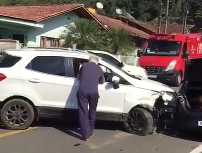 [VÍDEO] Idoso é encaminhado ao hospital após colisão entre carros em Jaraguá do Sul