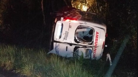 Ambulância tomba com paciente após colisão frontal com van na BR-470 em São Cristóvão do Sul