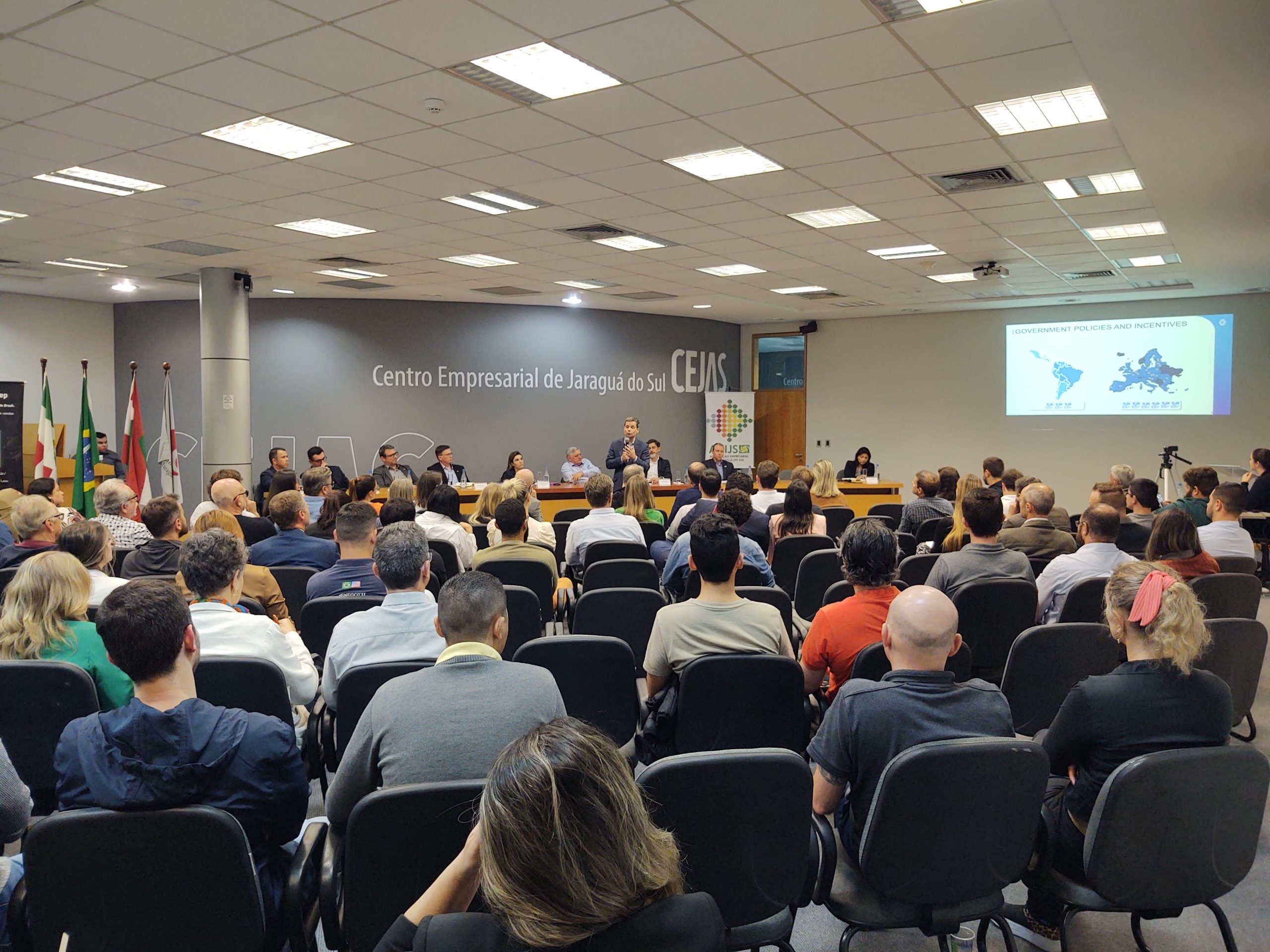 Painel debate caminhos para SC avançar em mobilidade elétrica