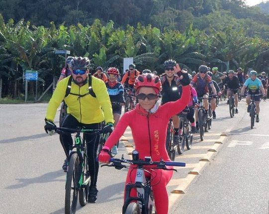 Mais de 300 bikers cumpriram percurso com 800 m de altimetria em Jaraguá do Sul