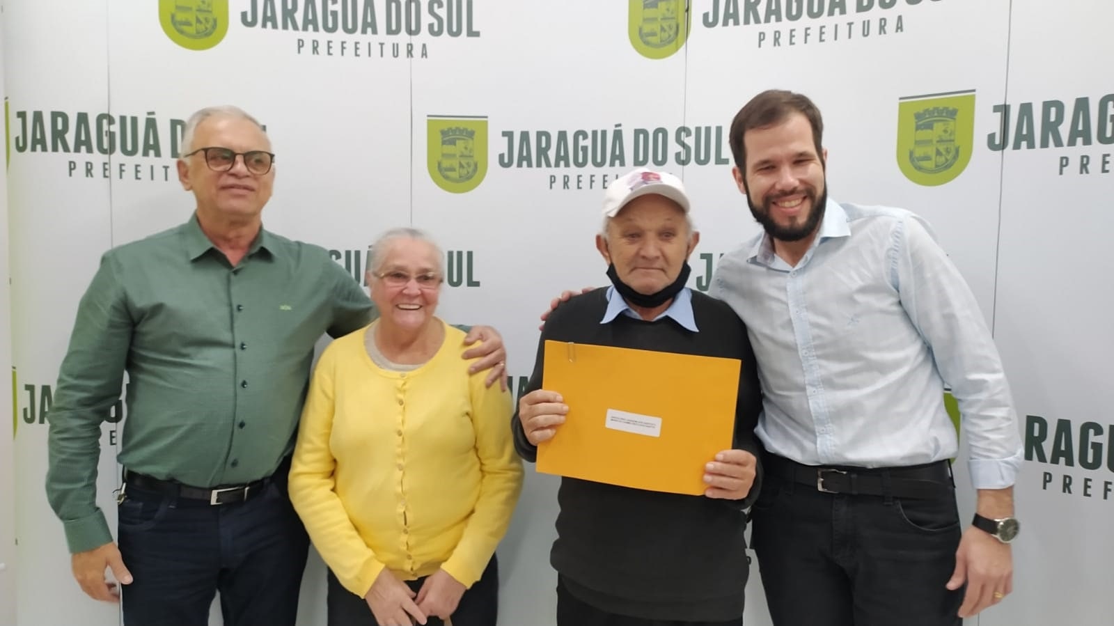 Mais 30 famílias recebem as matrículas de seus imóveis em Jaraguá