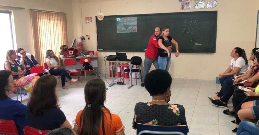 Profissionais da educação aprendem na prática noções de primeiros socorros em Guaramirim