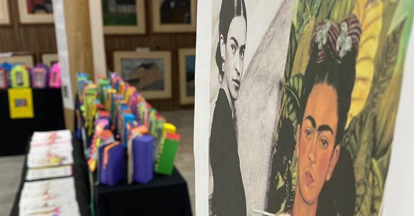 Vida e obra de Frida Kahlo em exposição na biblioteca de Guaramirim