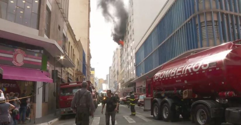 Após 40 horas, bombeiros interrompem trabalhos em prédio incendiado por risco de desabamento em SP