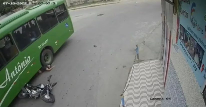 [VÍDEO] Uso de capacete salva vida de motociclista em acidente com ônibus no RJ