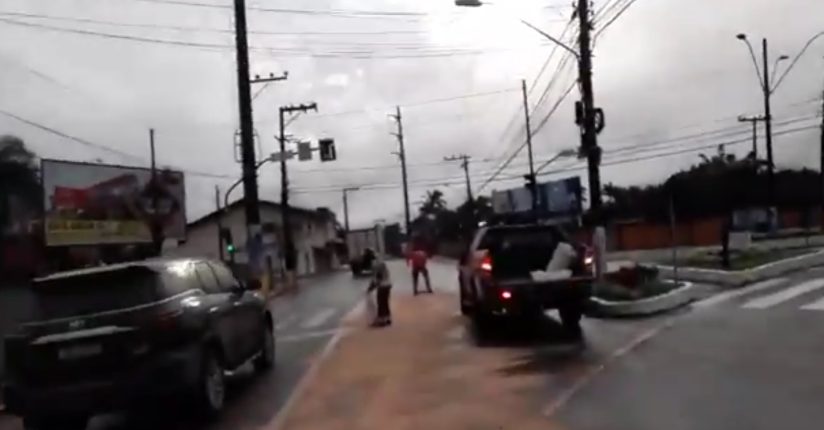 [VÍDEO] Bombeiros espalham serragem na rua 25 de Julho após derramamento de óleo