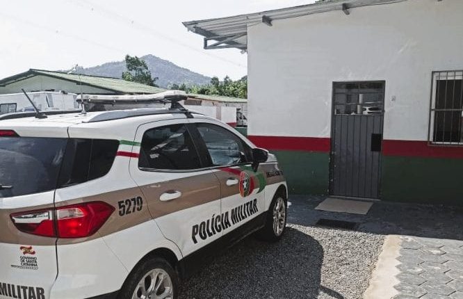 Dois homens foram presos por transporte de cerca de R$ 12 mil em produtos eletrônicos sem nota fiscal em Jaraguá
