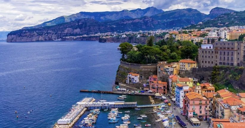 Cidade turística da Itália passa a multar em mais de R$ 2 mil quem andar sem camisa e de biquíni