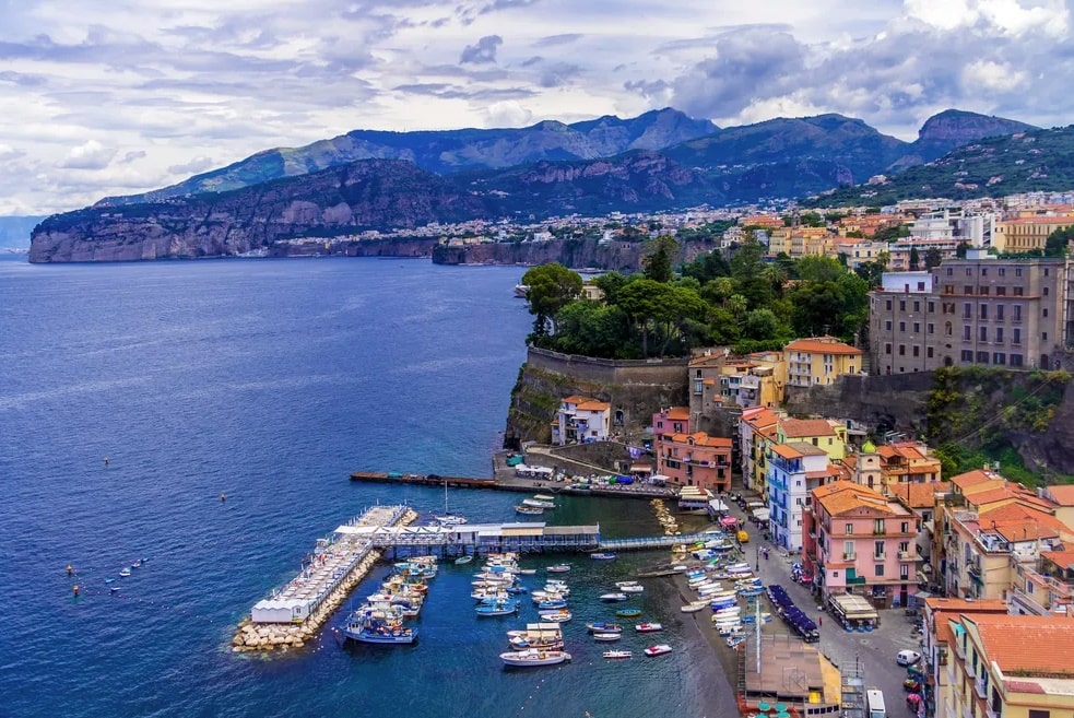 Cidade turística da Itália passa a multar em mais de R$ 2 mil quem andar sem camisa e de biquíni