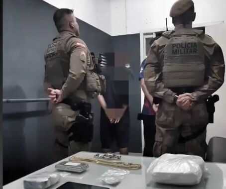PM apreende 1kg de cocaína e traficante confessa que veio a Jaraguá para vender droga