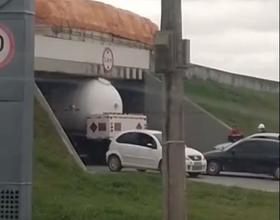 [VÍDEO] BR-101 em Itajai pode ser interditada totalmente devido acidente
