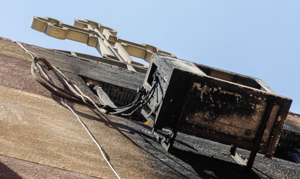 Incêndio em igreja egípcia deixa ao menos 41 mortos