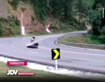 [VÍDEO] – Motociclista perde o controle e acaba sendo projetado para fora de rodovia em Corupá