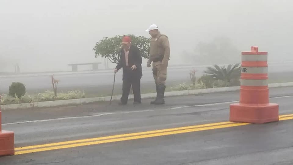 [VÍDEO] Idoso de 88 anos faz visita surpresa a Polícia Rodovia de SC