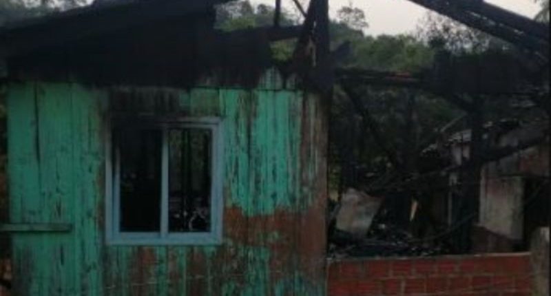 Homem é encaminhado ao hospital com queimaduras de primeiro grau após casa pegar fogo em Corupá